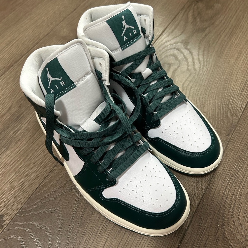 Woman’s green Jordan air
